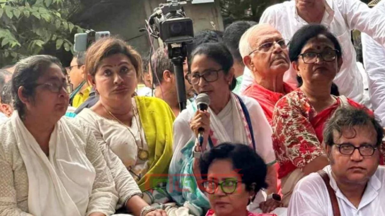 যদি বেঁচে থাকি বিজেপিকে সরাবই, ধর্নামঞ্চে মমতার হুঙ্কার